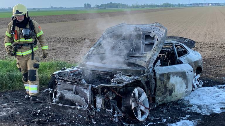 De uitgebrande auto die werd gevonden in het buitengebied van Rosmalen. (Foto: Bart Meesters)