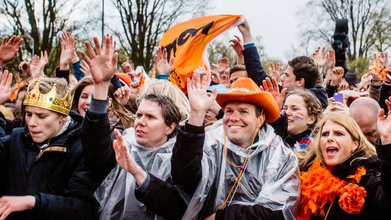 De poncho kan dit jaar aan tijdens Koningsdag, want er wordt veel regen verwacht.