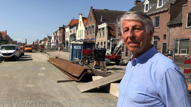 Jan Barel (80) dempte 50 jaar geleden de haven met een emmertje rivierzand. (Foto: Erik Peeters)