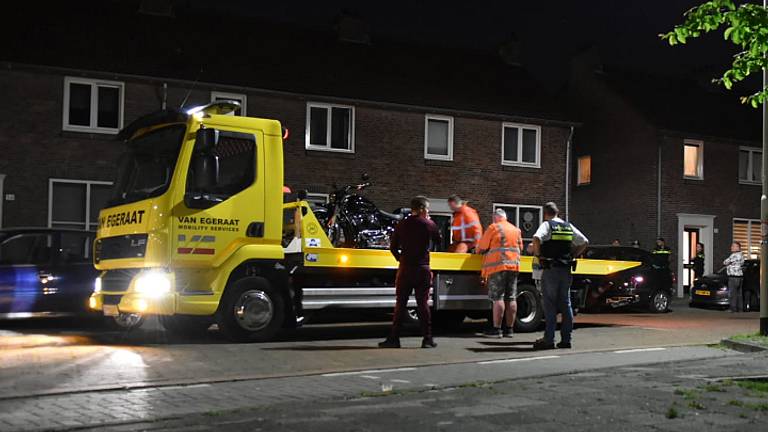 Een motor wordt in beslag genomen. (Foto: Jeroen Stuve)