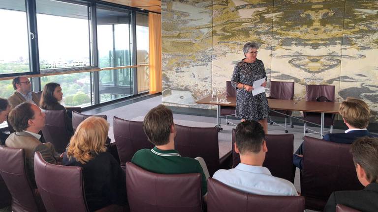 Informateur Helmi Huijbregts presenteert haar advies voor een nieuwe coalitie in Brabant. (Foto: Alice van der Plas)