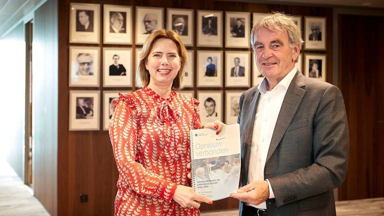 Minister Cora van Nieuwenhuizen neemt het advies van Pieter van Geel in ontvangst (foto: Wim Hollemans Fotografie).