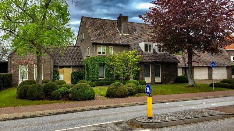 Volgens een buurtbewoner vonden in dit huis de healingsessies plaats. (Foto: Hans van Hamersveld)