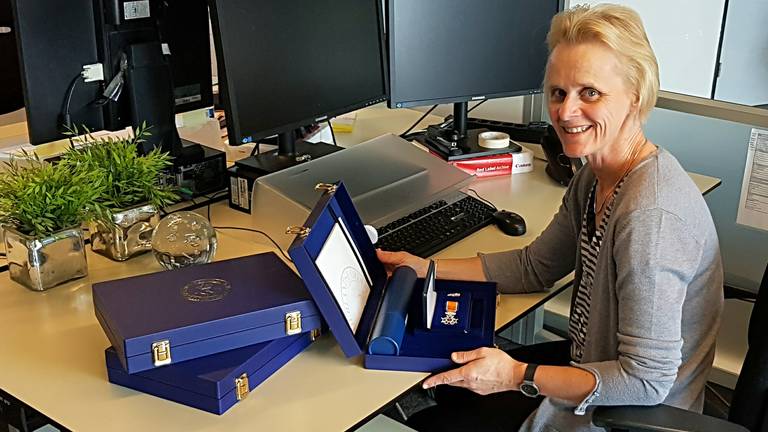 Julia Folmer van de gemeente Moerdijk met de lintjes (Foto: Gemeente Moerdijk).