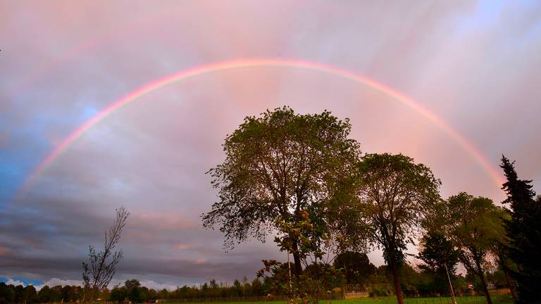 Een roze lucht samen met een regenboog (Foto: Erald van der Aa).