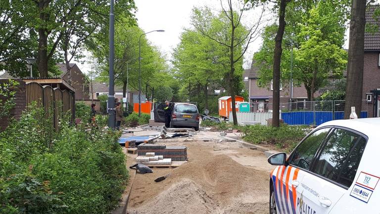 De jongen reed de auto van zijn oma in de prak in Helmond (Foto: Twitter).