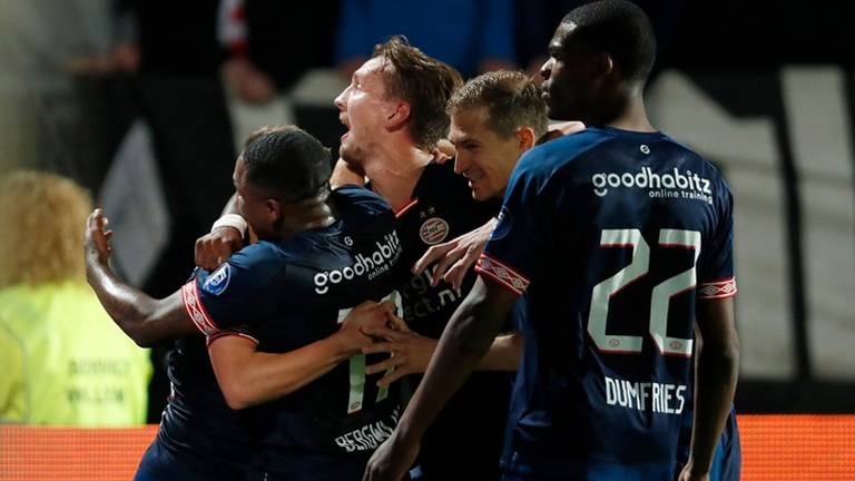 Luuk de Jong viert de 2-0 tegen Willem II. (foto: VI-Images)