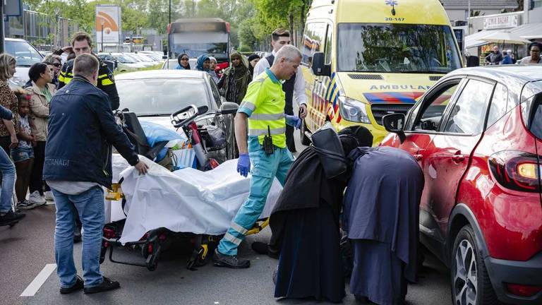 De vrouw is onder een auto beland in Tilburg (Foto: Jack Brekelmans Persburo BMS).