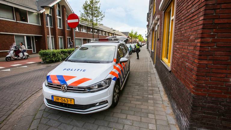 De politie doet ter plekke onderzoek. (foto: Pim Verkoelen / SQ Vision)