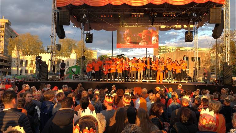 Er wordt uit volle borst gezongen. (foto: Guus Beenhakker)