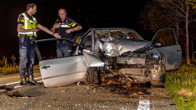 De politie onderzoekt hoe het ongeluk op de N285 kon gebeuren. (Foto: Marcel van Dorst)