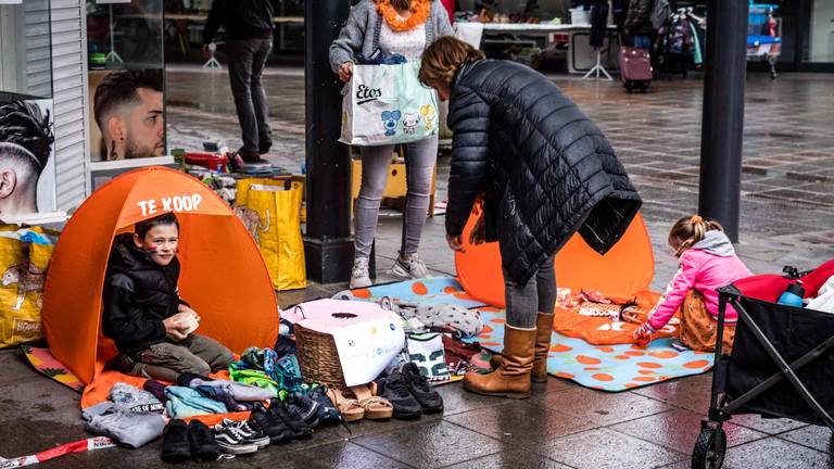 Een plensbui gooide roet in het eten op de vrijmarkt in Veldhoven (Foto: Rob Engelaar)