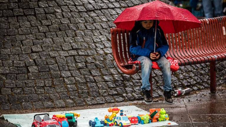 Een vrijmarkt in de regen in Veldhoven. (Foto: Rob Engelaar)