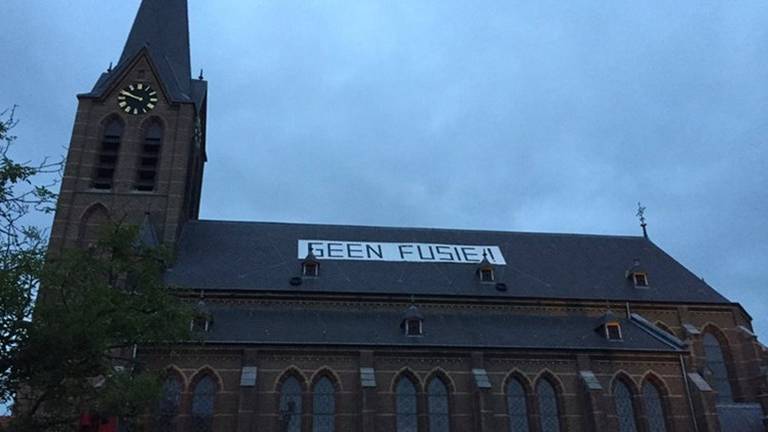 Enkele jaren geleden hing dit spandoek op het dak van de kerk in Lithoijen. (Foto: Facebook Balian van Ibelin)