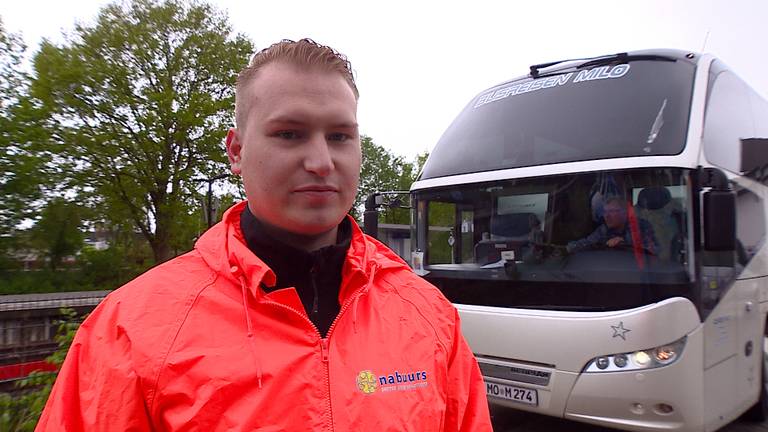 Ivo's Koningsdag ziet er dit jaar anders uit: zijn vriendengroep begeleidt eigen pendelbussen.