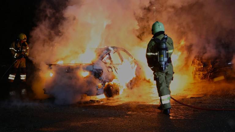 De brandweer bluste de autobrand in de Spoorlaan in Oss. (Foto: Gabor Heeres/SQ Vision)