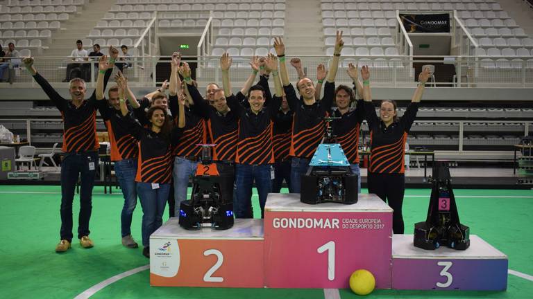 Het team van de TU/e is toch blij, ondanks de tweede plaats (foto: TU/e).