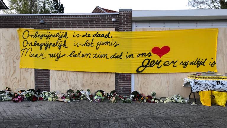 Spandoek en bloemen voor omgebrachte Ger van Zundert tijdens de herdenking. (Foto: René van Hoof)