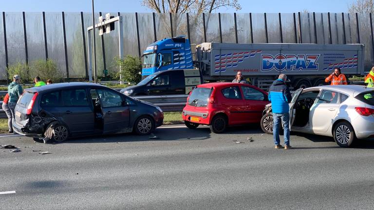 Vier auto's botsten op de A2. (Foto: Dave Hendriks)