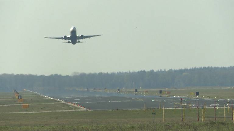 Een toestel van Ryanair vertrekt vanaf Eindhoven. (Foto: Raoul Cartens)