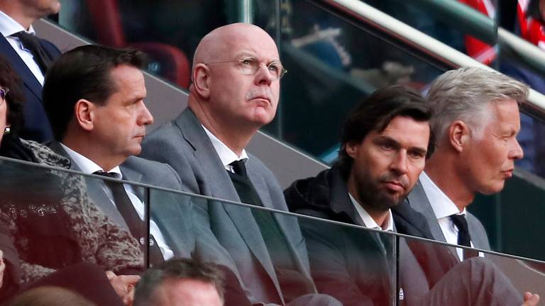 Toon Gerbrands kijkt teleurgesteld toe tijdens Ajax-PSV (foto: HollandseHoogte).