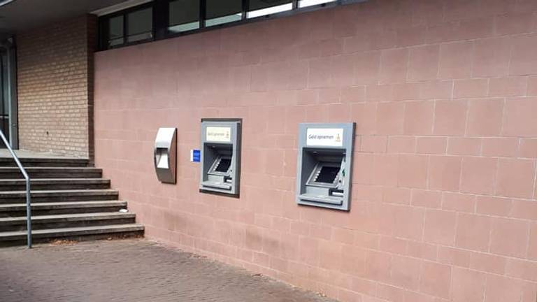 De pinautomaten in Bakel waar een bejaarde man is beroofd (foto: Politie Gemert-Bakel)