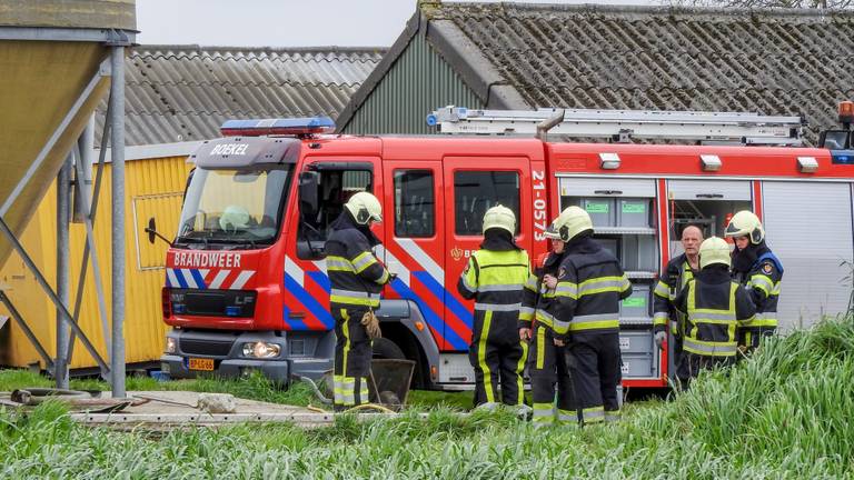 De brandweer van Uden en een technische takel van de brandweer van Boekel zijn ter plaatse. (Foto: Danny van Schijndel)