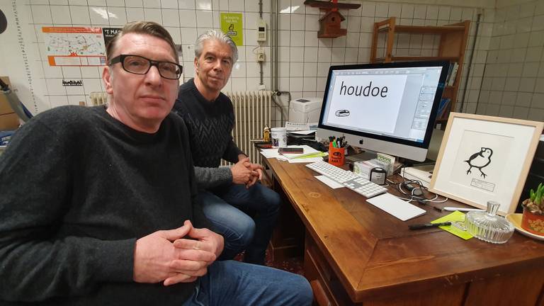 Ontwerpers Ivo van Leeuwen en Sander Neijnens met hun lettertype TilburgsAns. (Foto: Collin Beijk)