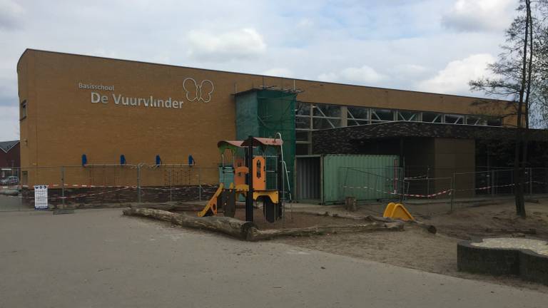 Linten en hekken bij basisschool De Vuurvlinder. (Foto: Hans Janssen)