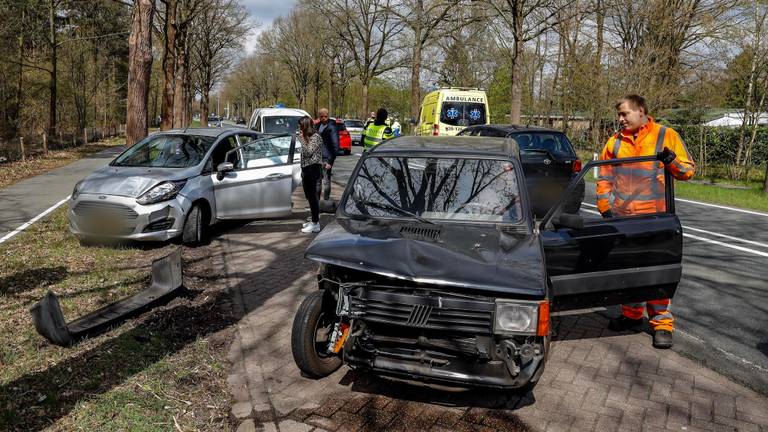 Zes auto's kwamen met elkaar in botsing op de Vijf Eikenweg. (foto: Marcel van Dorst)