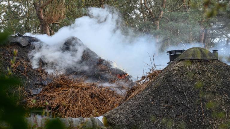 Rieten dak van monumentaal pand vat vlam. (foto: Tom van der Put)