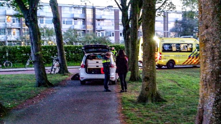 Fietser overlijdt na aanrijding met bromfietser. (Foto: GinoPress).