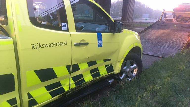 De auto van Rijkswaterstaat werd aangereden. (Foto: Twitter Ovd_Kimberly)