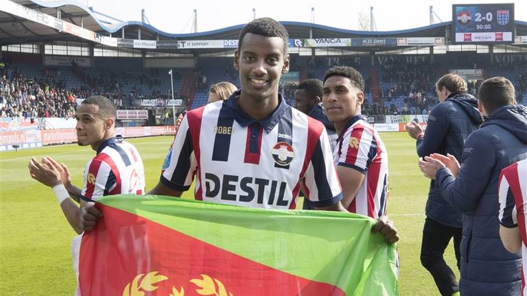 Alexander Isak poseert met de vlag van Eritrea na het duel tegen Zwolle. Foto: VI Images.