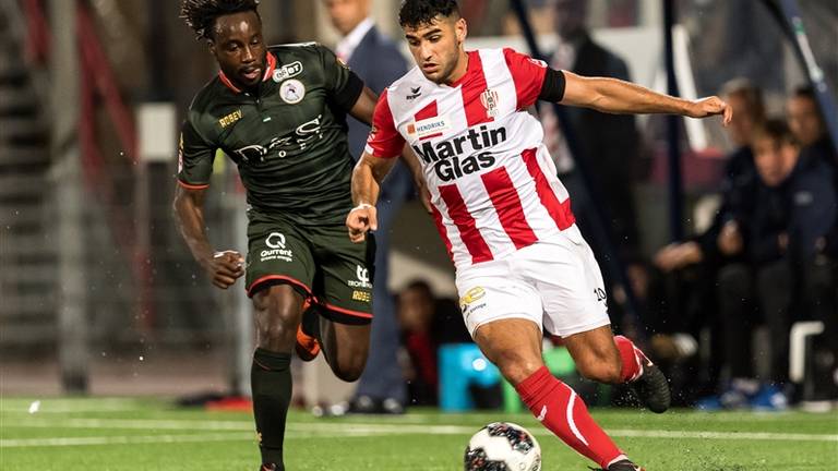 Huseyin Dogan van TOP Oss in duel met Fankaty Dabo. Foto: VI Images.