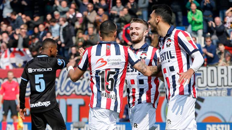 Een glimlach op het gezicht bij de Willem II-spelers na de 1-0 tegen PEC Zwolle (foto: VI Images).