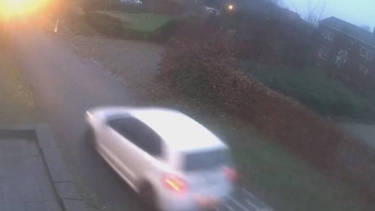 De witte Volkswagen werd vastgelegd door bewakingscamera’s. (Foto: Politie)