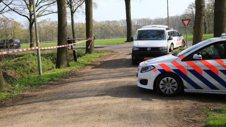 De politie bezig met onderzoek in het bos. (foto: Harrie Grijseels / SQ Vision)