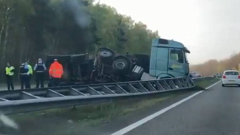 De vrachtwagen heeft de vangrail geramd. (Foto: Rijkswaterstaat)