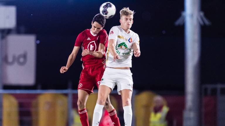 Jordie van der Laan (r) namens Telstar in duel met Anwar Bensabouh van Almere City FC. (foto: VI Images)