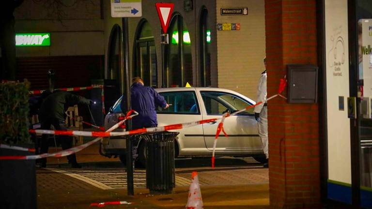 Onderzoek op de Molenstraat in Helmond. (foto: SQ Vision)