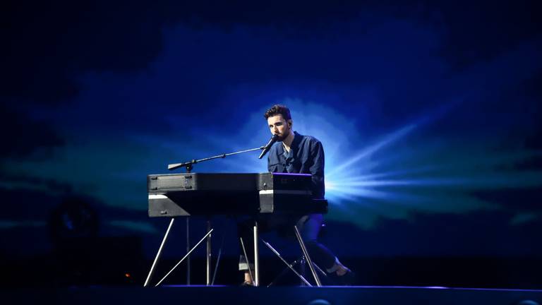 Duncan Laurence tijdens de eerste repetitie in Tel Aviv (foto: Eurovision.tv/ Thomas Hanses)