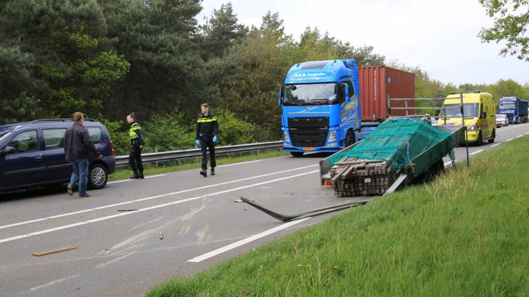 De aanhanger kwam in botsing met een vrachtwagen. (foto: Harrie Grijseels / SQ Vision)