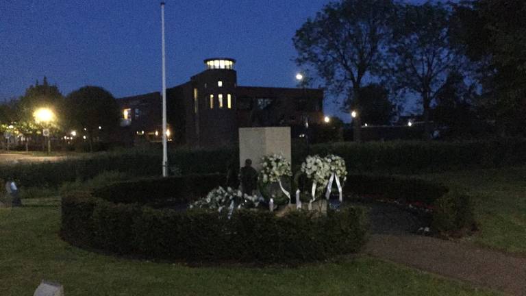 De verlichting van het oorlogsmonument is kapot.