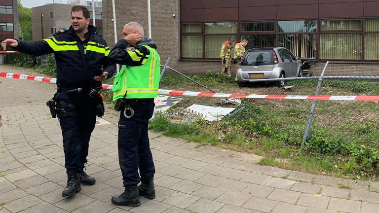 De auto botste tegen de gevel van het bedrijf. (Foto: SQ Vision)