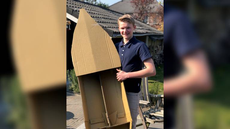 Feico (14) met zijn zelfgemaakte boot.