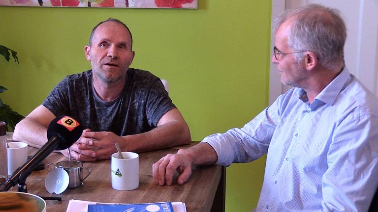 Varkenshouder René Jansen en Gerard Elbertsen aan de keukentafel.