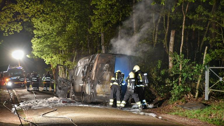 Het uitgebrande busje. (Foto: Toby de Kort/Reality-Photo)