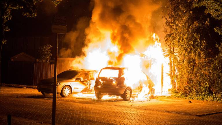 De auto's in lichterlaaie. (Foto: Alexander Vingerhoeds)