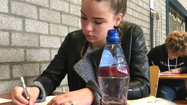 Bibi (15) concentreert zich op haar eerste examen: biologie.